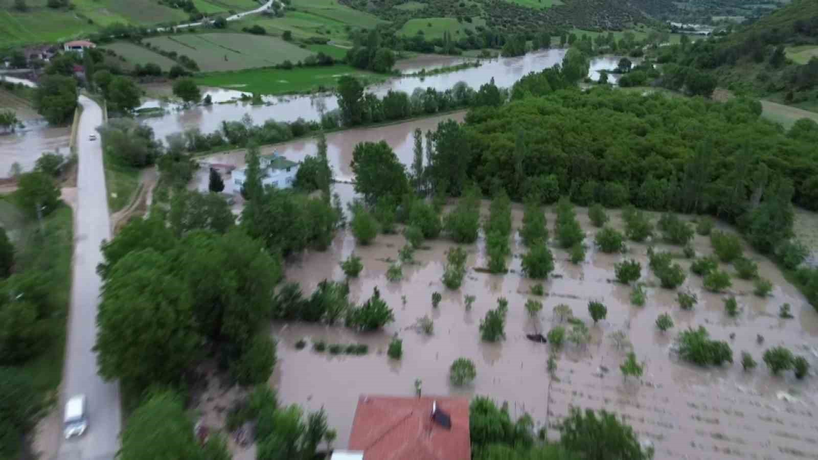Tokat’ta Kelkit Çayı taştı, köyü su bastı
