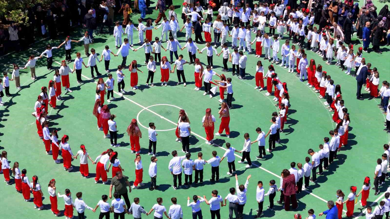 Erzincan’da 500 kişiyle düz halay rekoru
