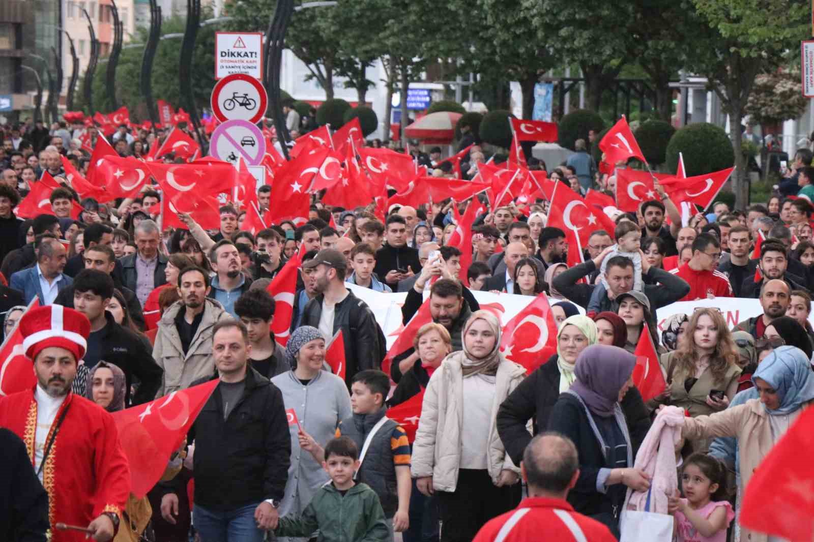 Yüzlerce Bolulu 200 metrelik Türk bayrağı eşliğinde yürüdü
