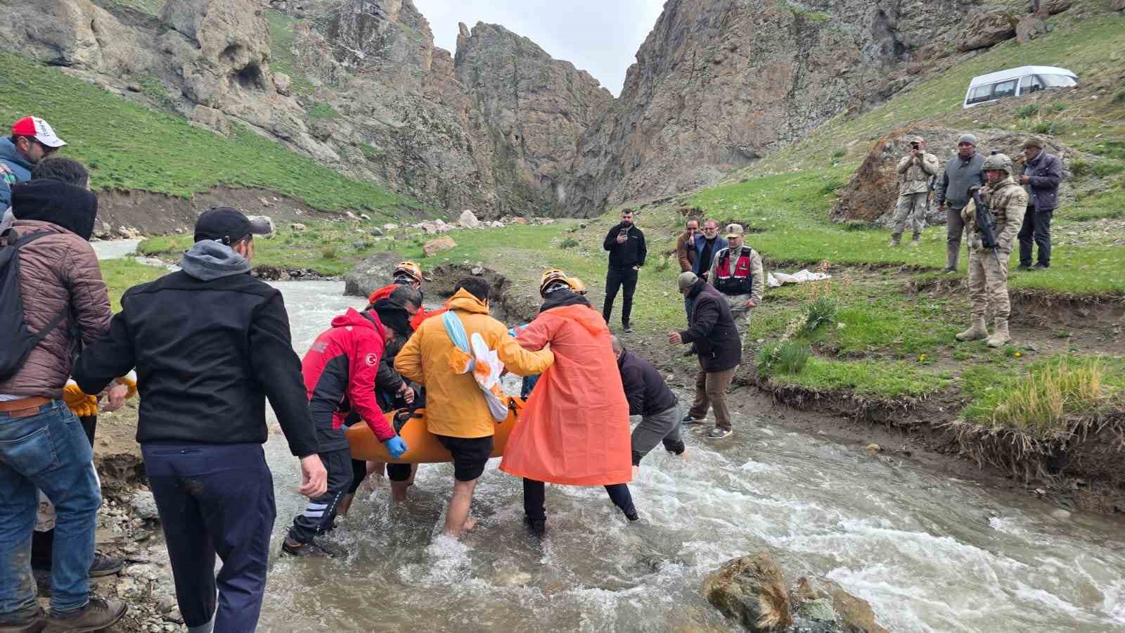 Van’da dağda mahsur kalan vatandaş kurtarıldı
