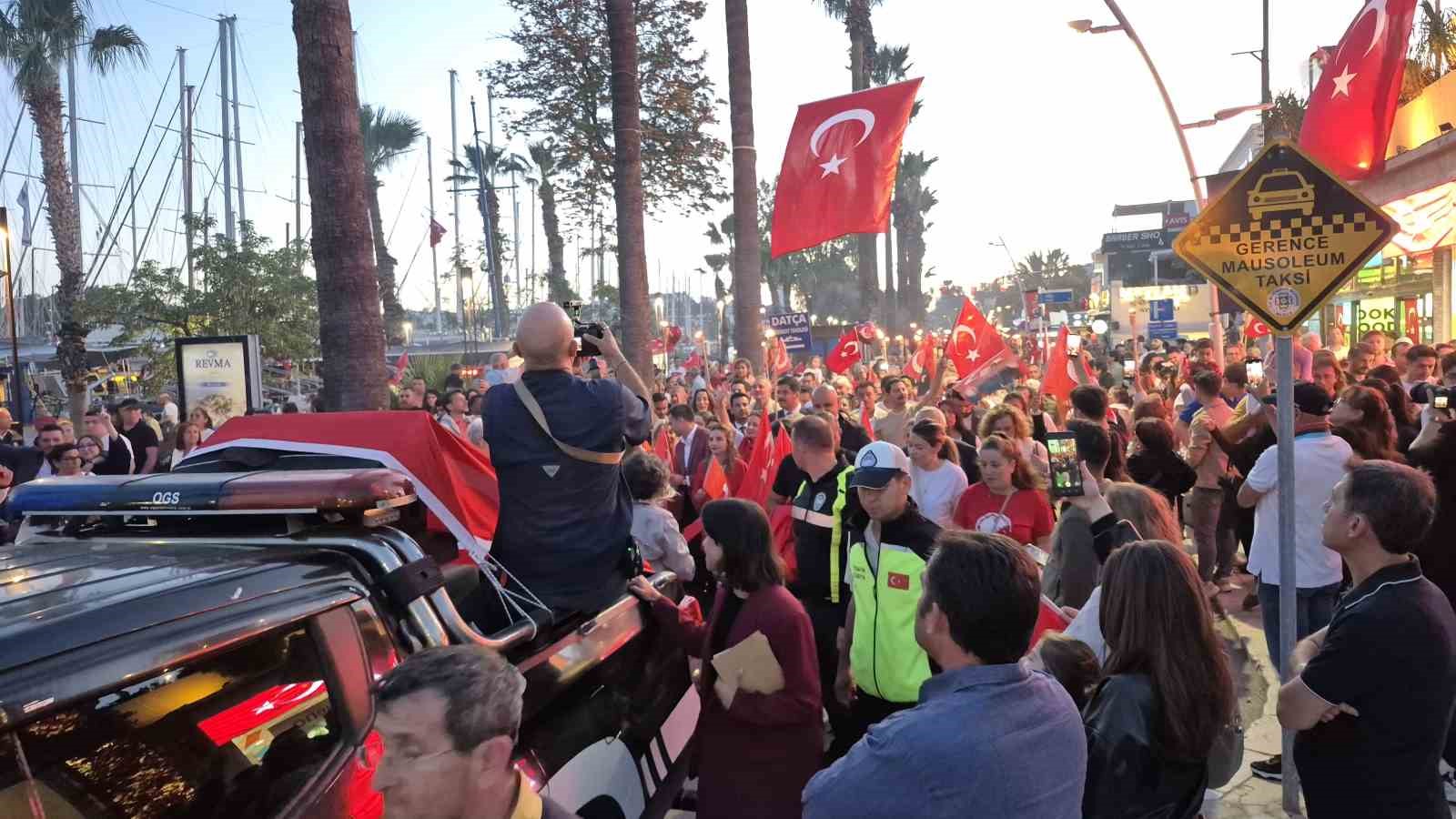 Bodrum’da kalabalık meydanlara sığmadı
