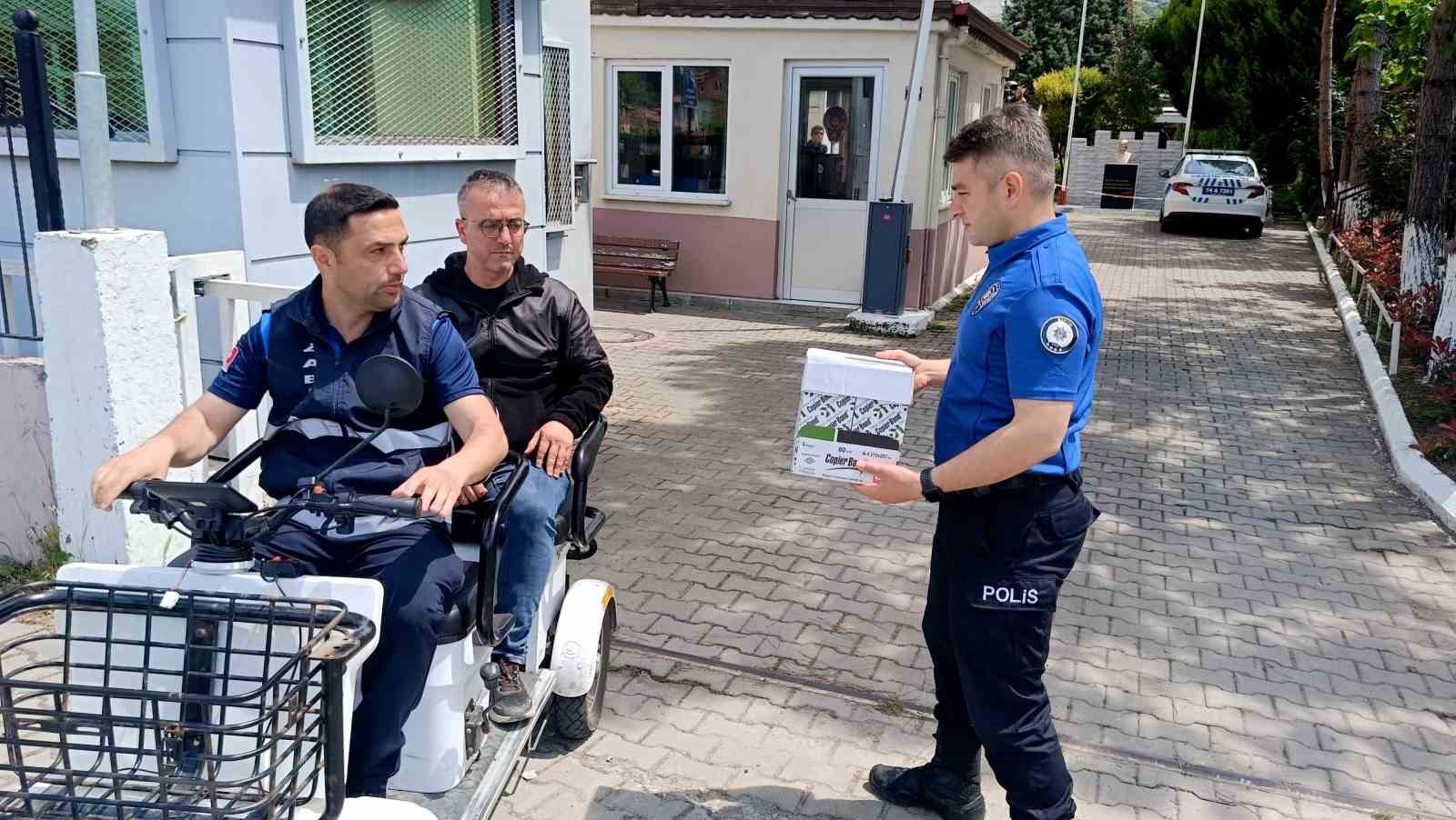Yaralı kırlangıca polis şefkati

