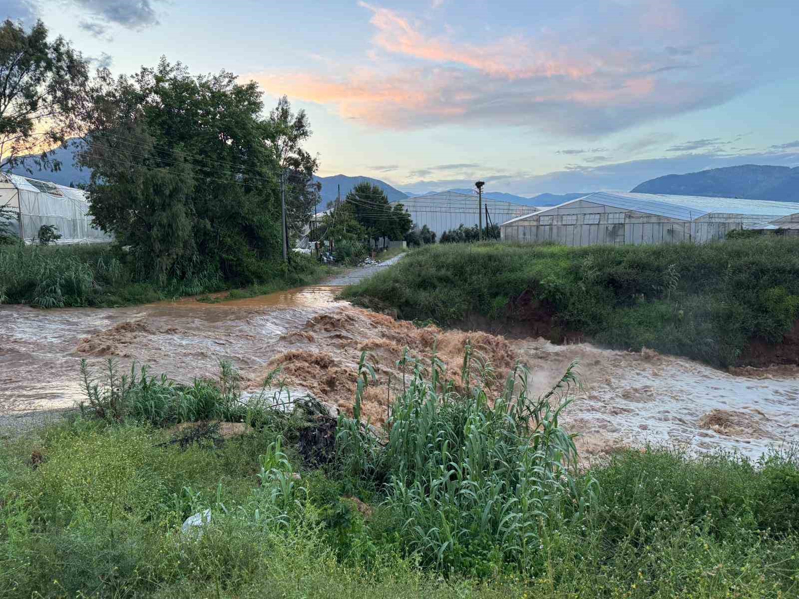 Mersin’de sağanak etkili oldu: Sel suları yolu aştı, bahçeler sular altında kaldı
