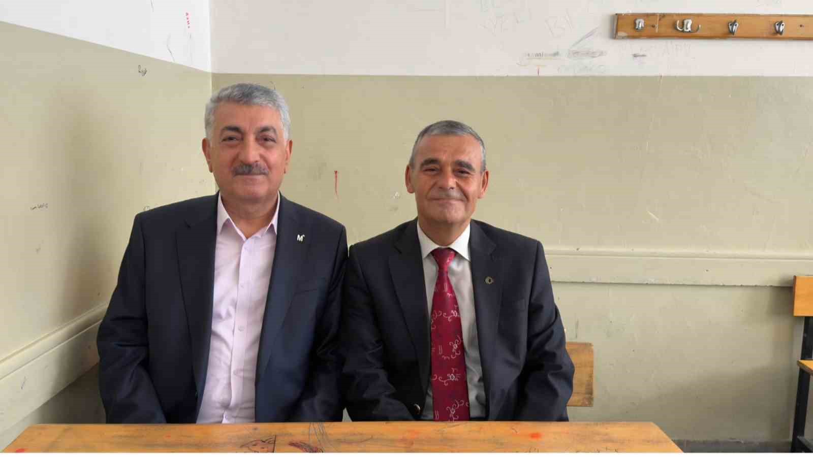 42 yıl sonra aynı sırada buluştular
