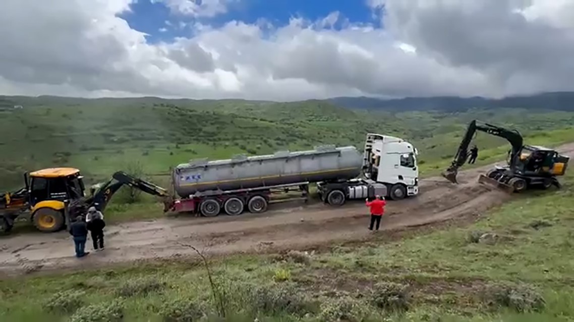 Bolu’da bayram trafiğinden kaçan tır ve kamyonlar köy yolunda çamura saplandı
