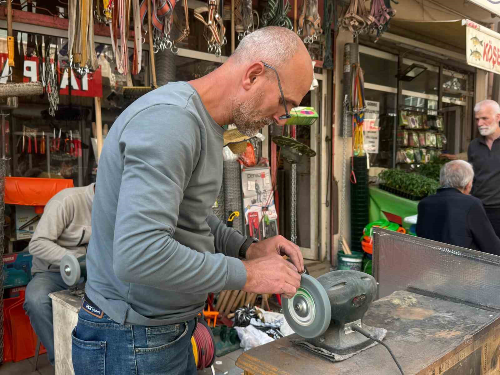 Iğdır’da Kurban Bayramı öncesi bileyiciler iş başında

