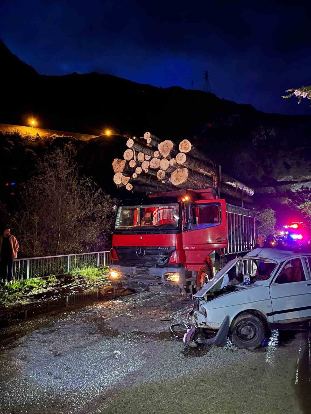 Gümüşhane’de köprü girişinde iki araç kafa kafaya çarpıştı: 2’si ağır 3 yaralı
