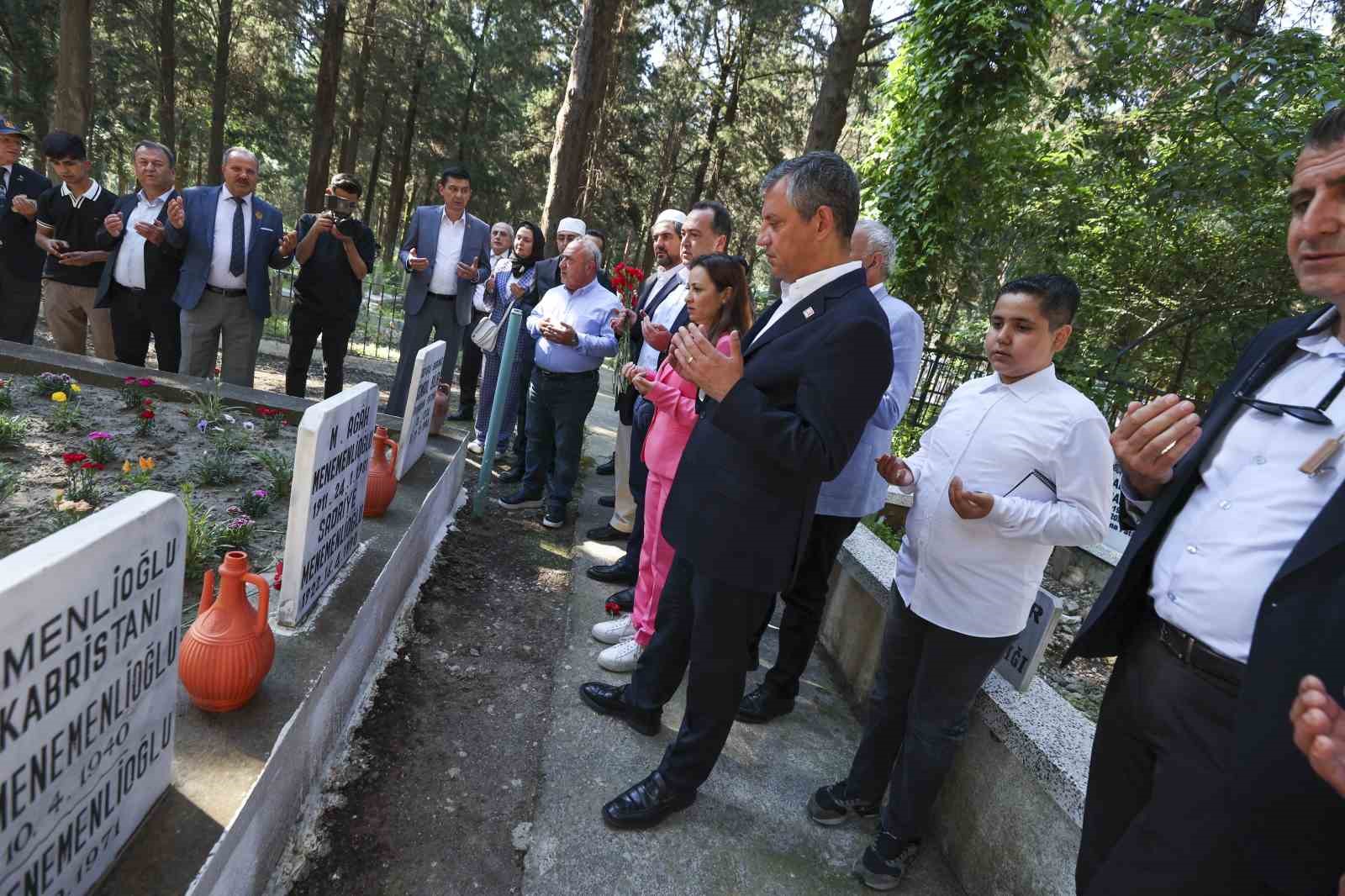 Özgür Özel Manisa’da şehitlik ve Ferdi Zeyrek’in mezarını ziyaret etti
