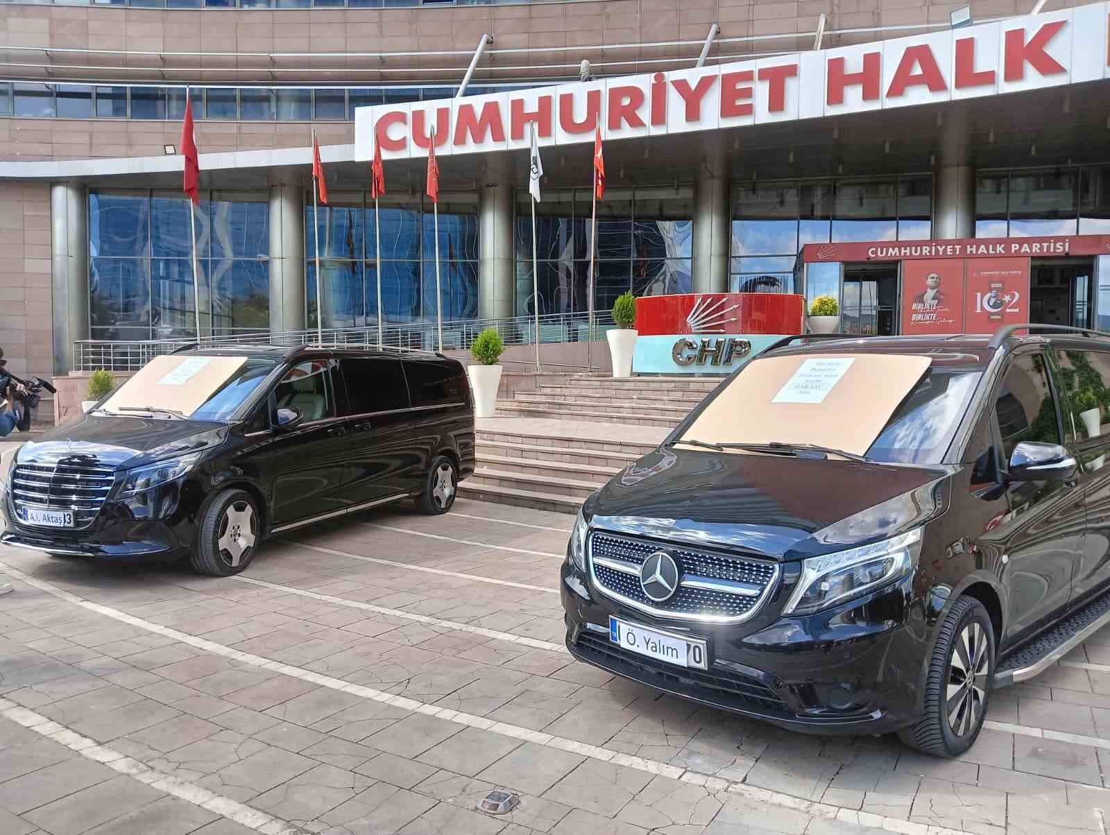 Özgür Özel döneminde CHP’ye tahsis edildiği iddia edilen iki araç "Haram parayla alınmıştır" yazısıyla sergilendi
