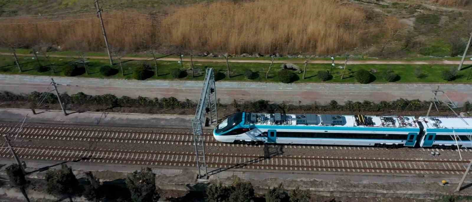 Bakan Uraloğlu: "Test süreçleri başarıyla devam eden Milli Elektrikli Hızlı Tren’imiz saatte 240 kilometre hıza ulaştı"
