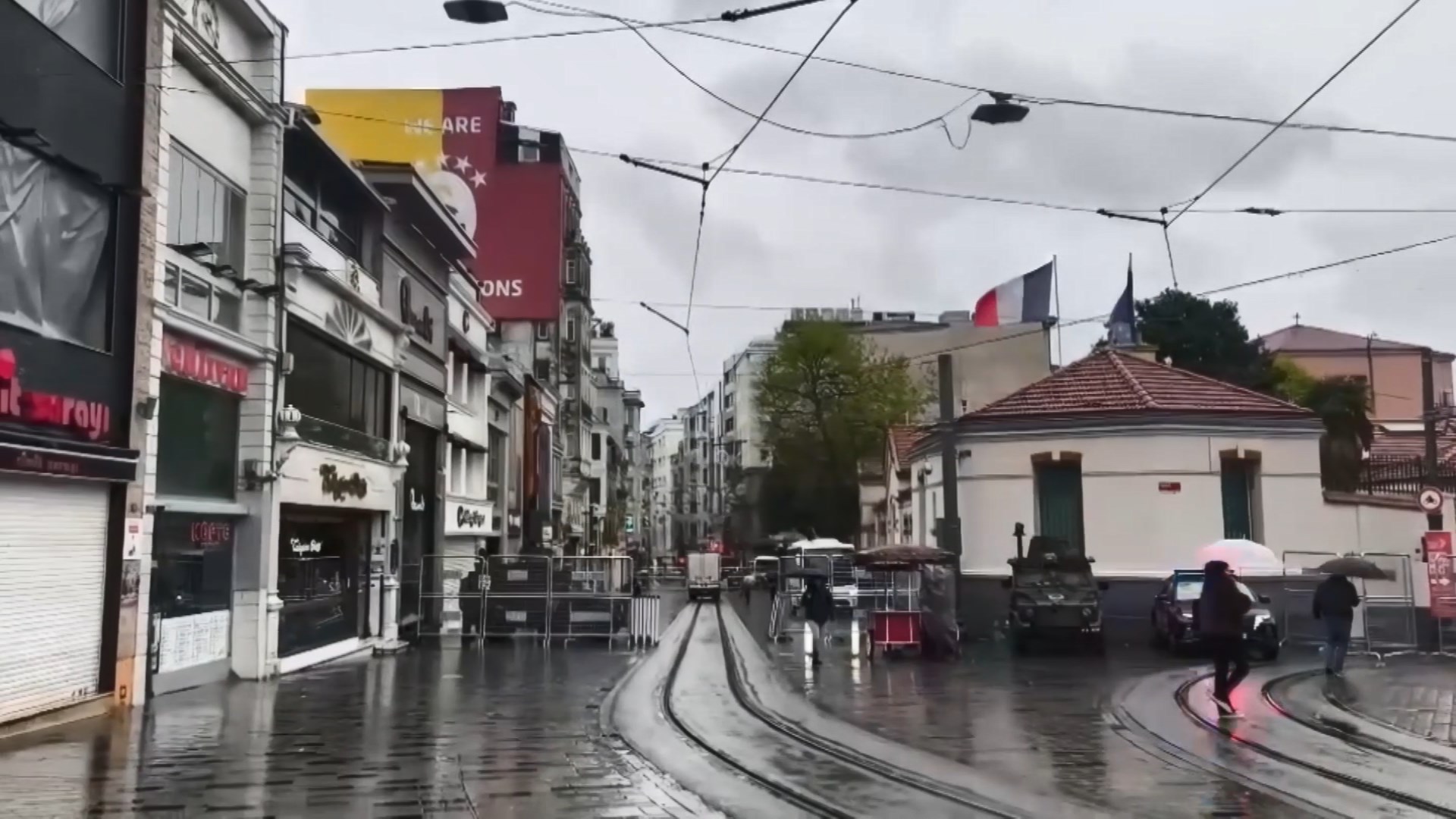 İstanbul'da 1 Mayıs tedbirleri kapsamında bazı yollar trafiğe kapatıldı -2 / Taksim'den görüntülerle