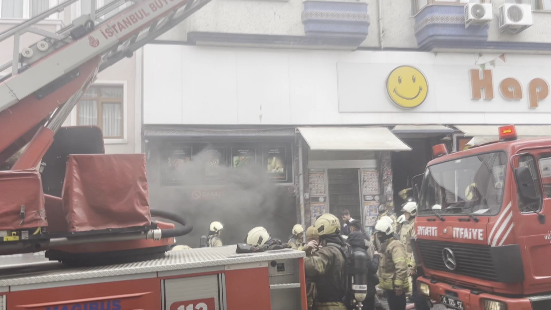 Fatih'te market deposunda çıkan yangın söndürüldü; 12 kişi tahliye edildi / Geniş haber 