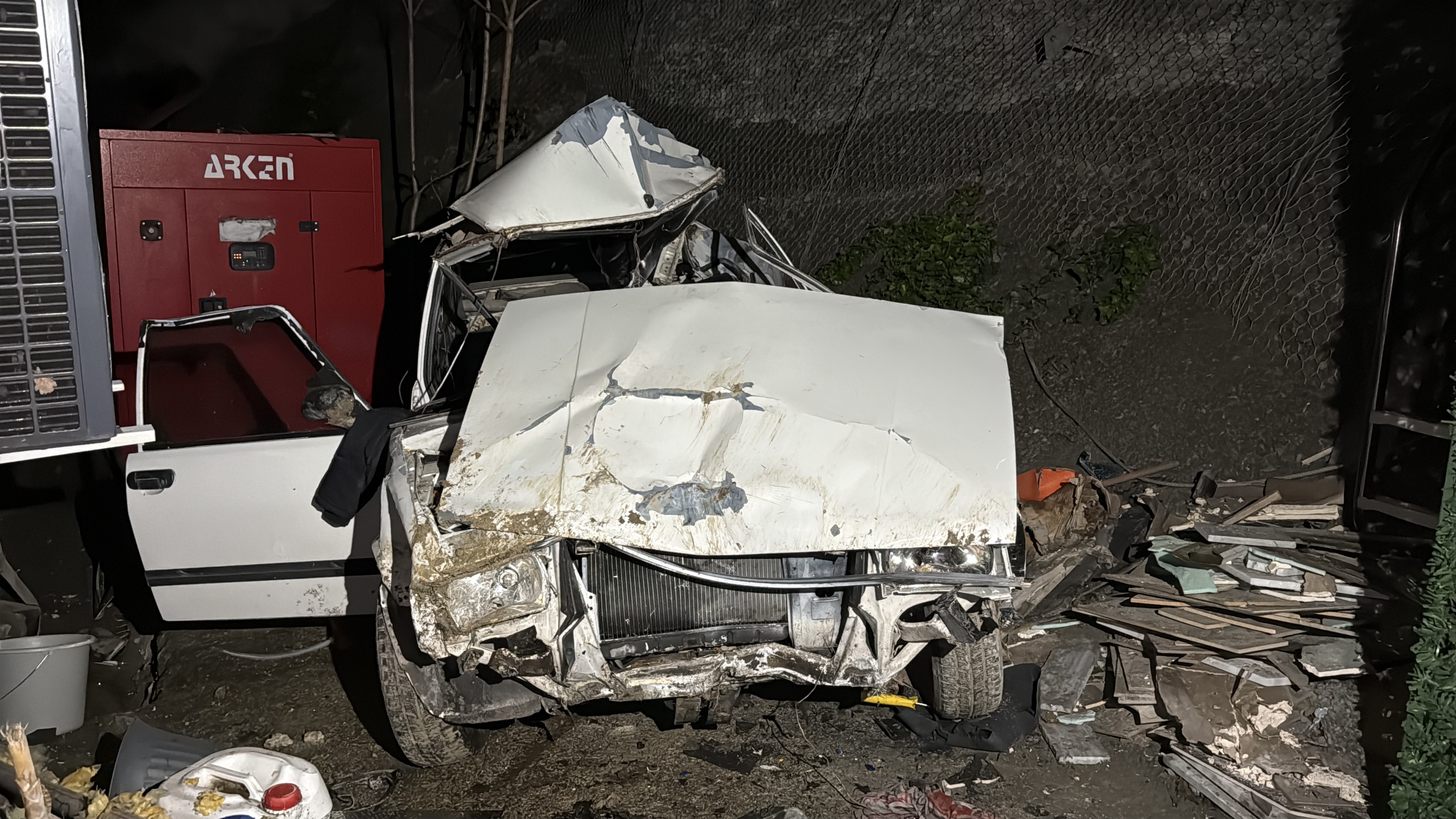 Apartmanın bahçesine düşen otomobilden atlayarak kurtuldular