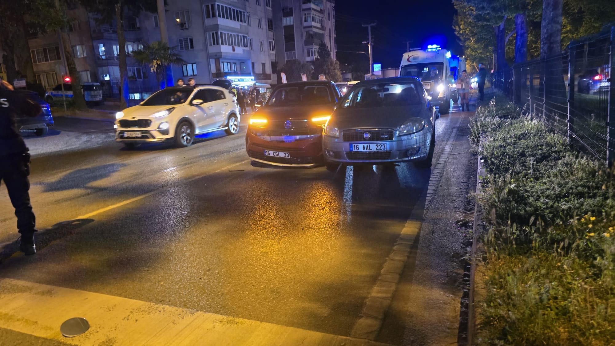 Bursa'da otomobil, kırmızı ışıkta bekleyen otomobile çarptı: 3 yaralı