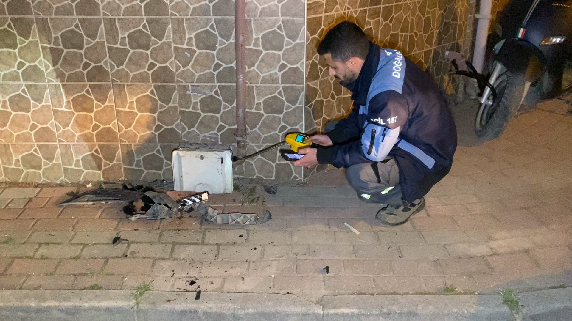 Sürücüsü rahatsızlanan otomobil, park halindeki 3 araca çarptı: 1 yaralı