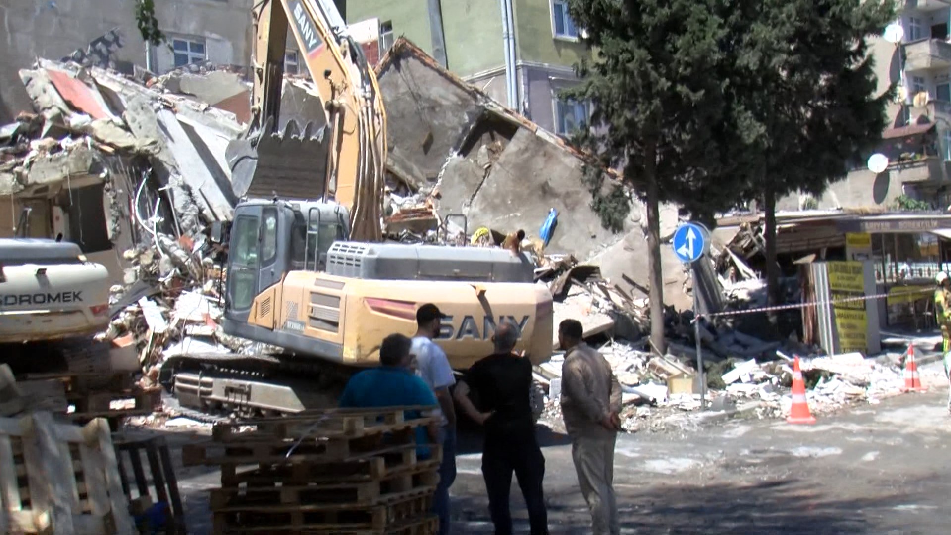 Küçükçekmece'de yıkımı yapılan bina çöktü; bitişiğindeki apartman tahliye edildi -2 / Yıkılma anı