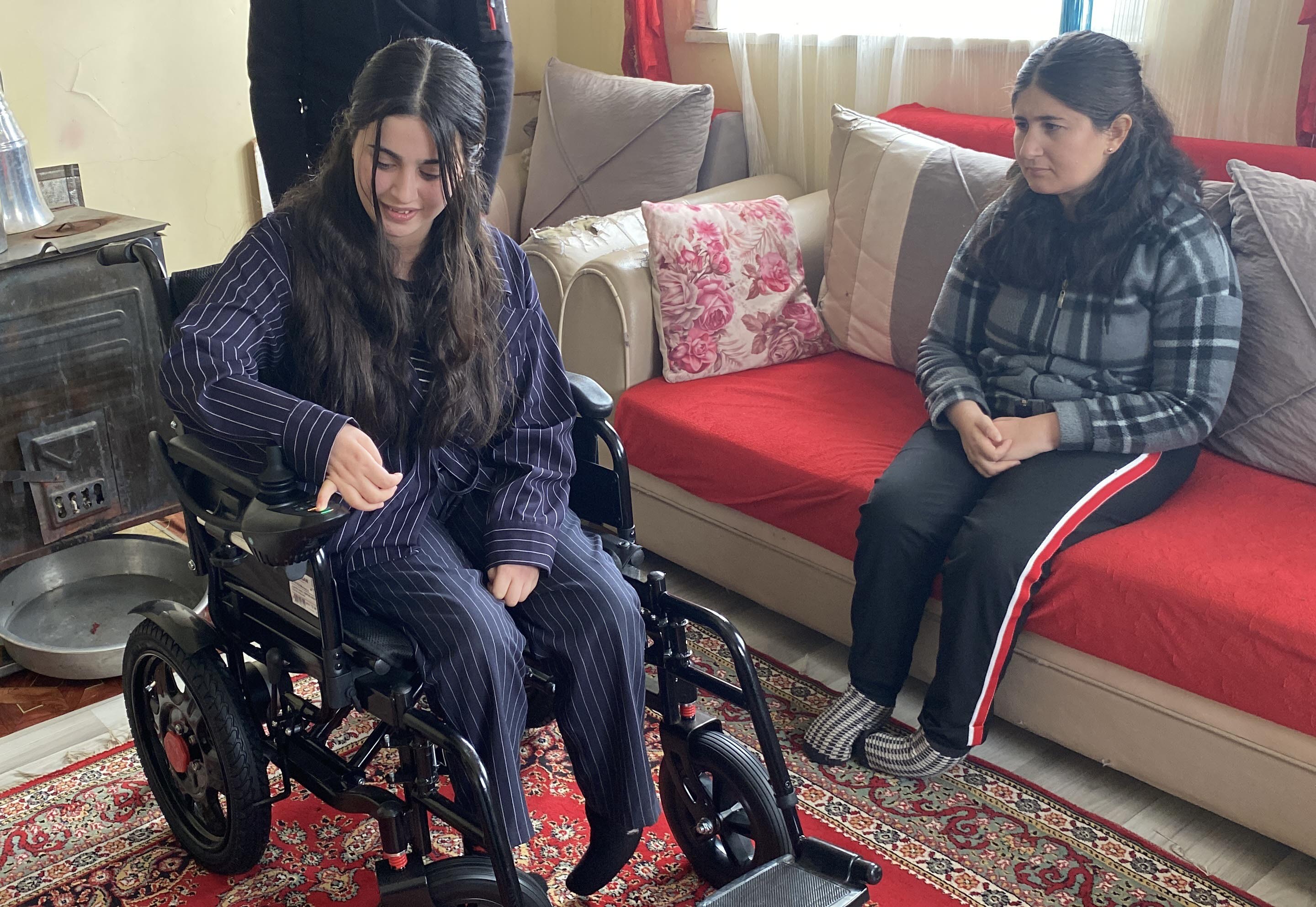 Yıllardır tek sandalyeyi kullanan kardeşler, hediye edilen akülü sandalyeyi de dönüşümlü kullanacak