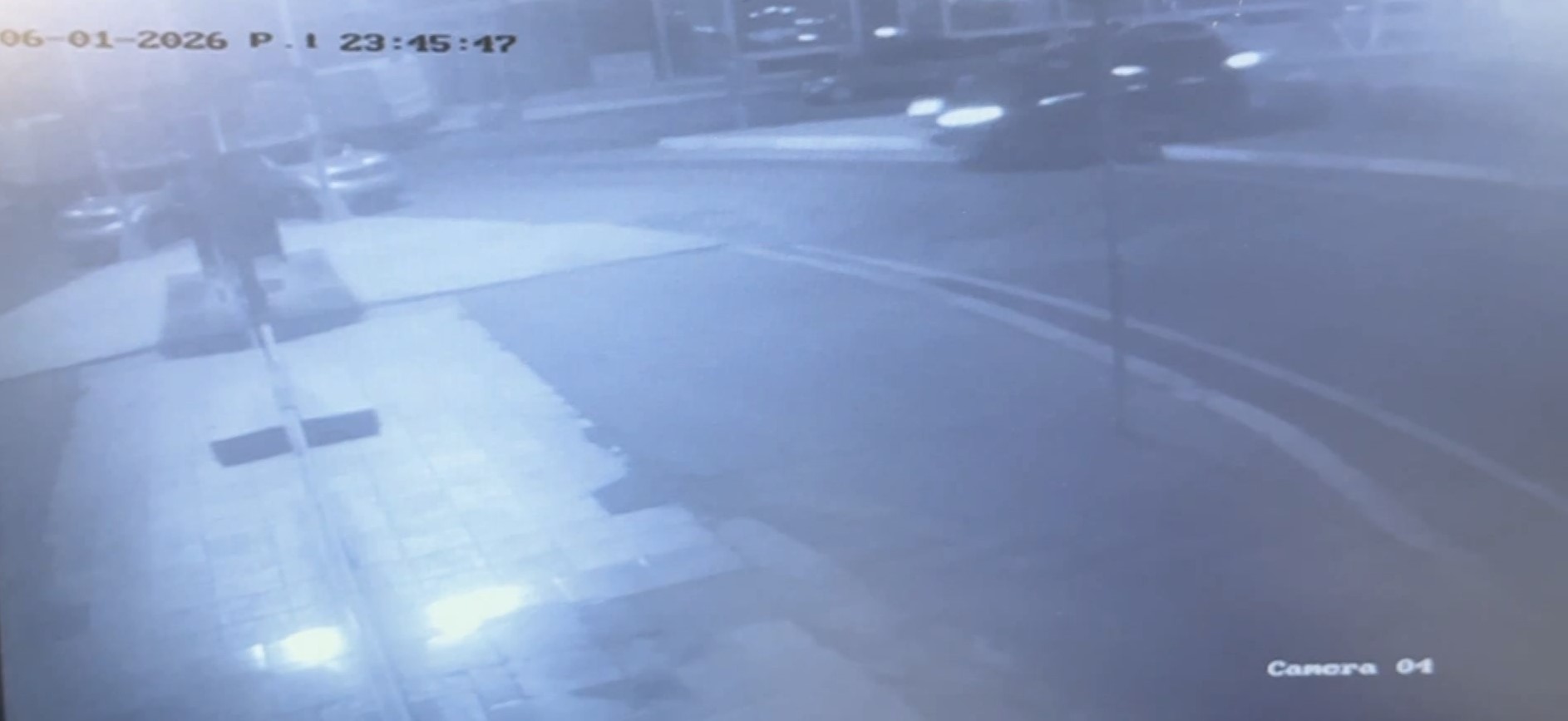 Avcılar'da otomobilin çarptığı cip köfteciye girdi