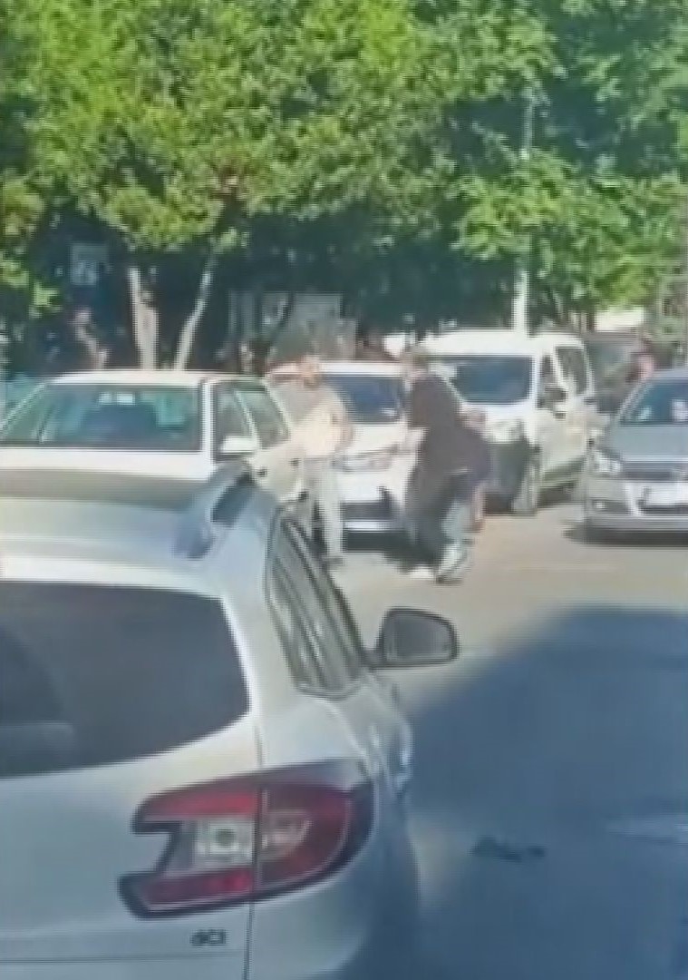 Sultangazi'de trafik kazasının ardından çıkan bıçaklı kavga kamerada: 1 ölü, 2 yaralı