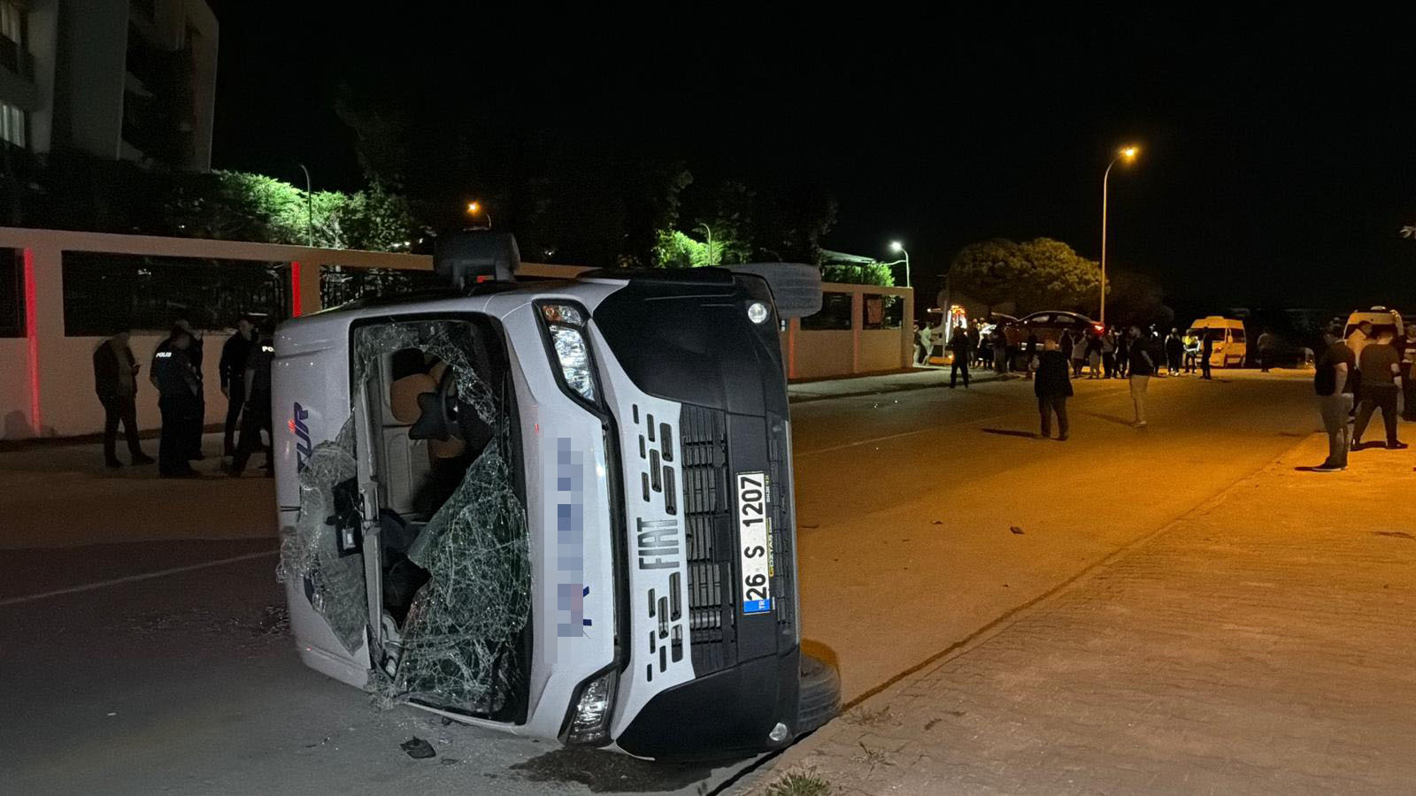 Eskişehir’de otomobilin çarptığı işçi servisi devrildi: 7 yaralı