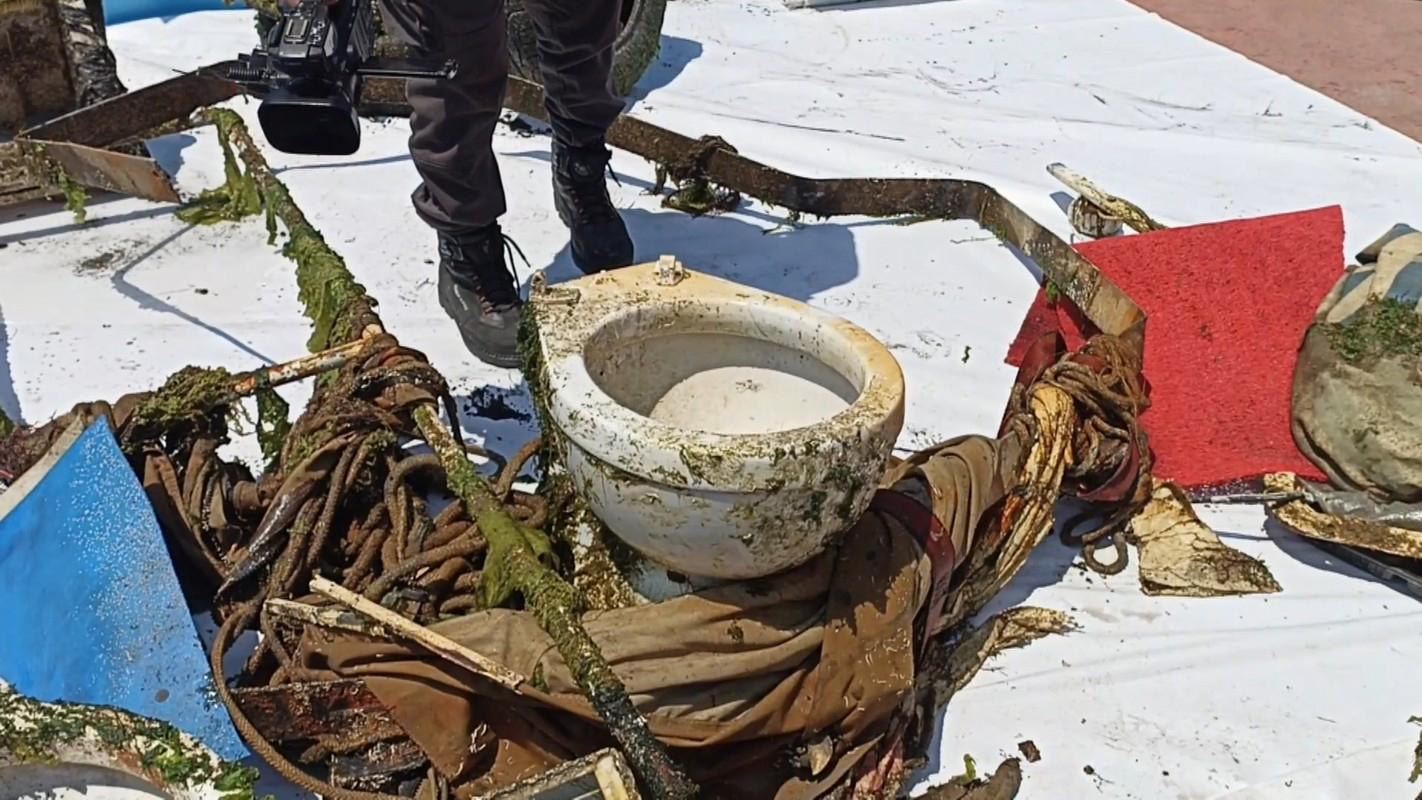 Tuzla'da fırtınadan geriye kalan batık tekneler temizleniyor