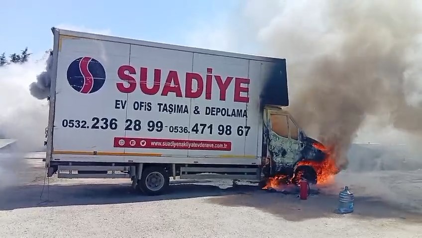 Ataşehir'de park halindeki kamyonet alev alev yandı