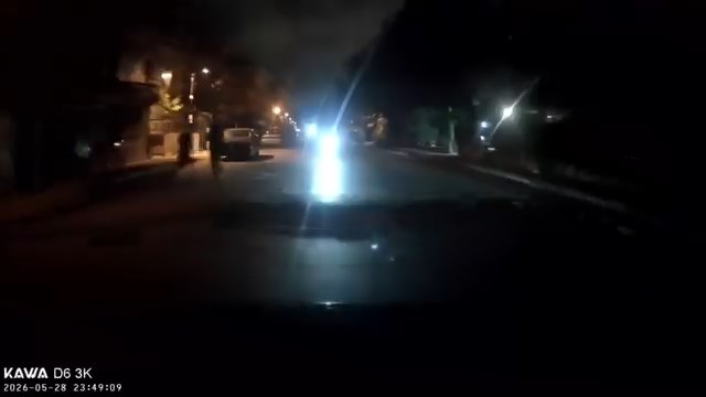 Maltepe’de ters yönden gelen otomobilin çaptığı motosikletin sürücü ağır yaralandı; kaza kamerada 
