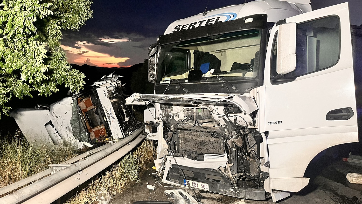 Manisa’da 2 TIR çarpıştı; 2 yaralı