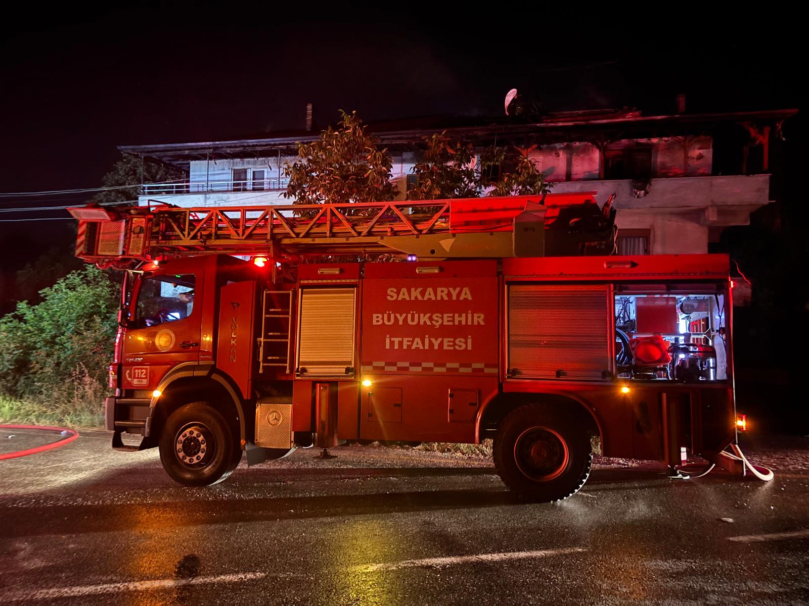 Sakarya’da iki katlı evde yangın