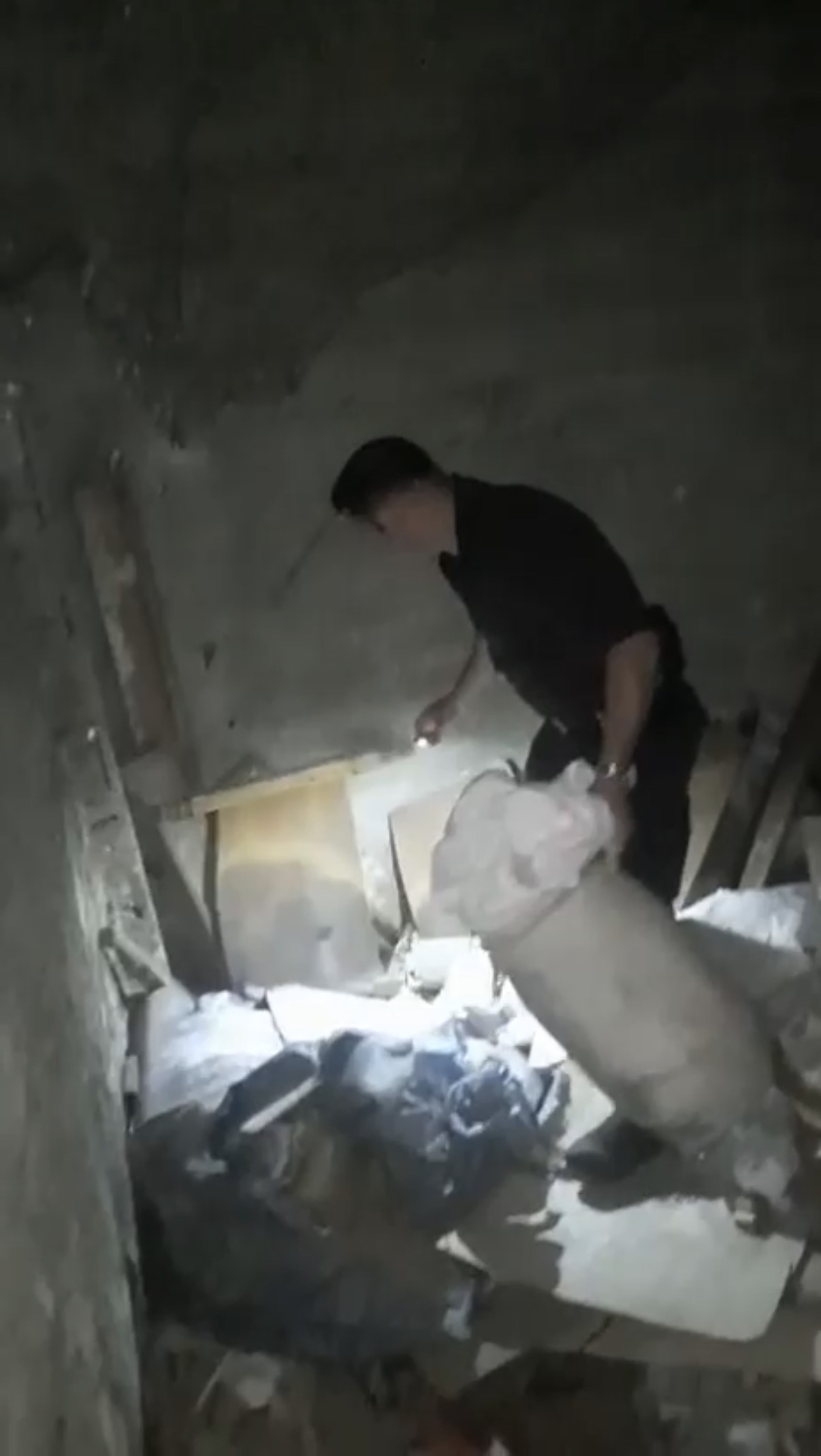 Kağıthane’de uyuşturucu deposuna çevrilen aile binasına baskın: 'Peçeteye sarıp yutuyoruz'