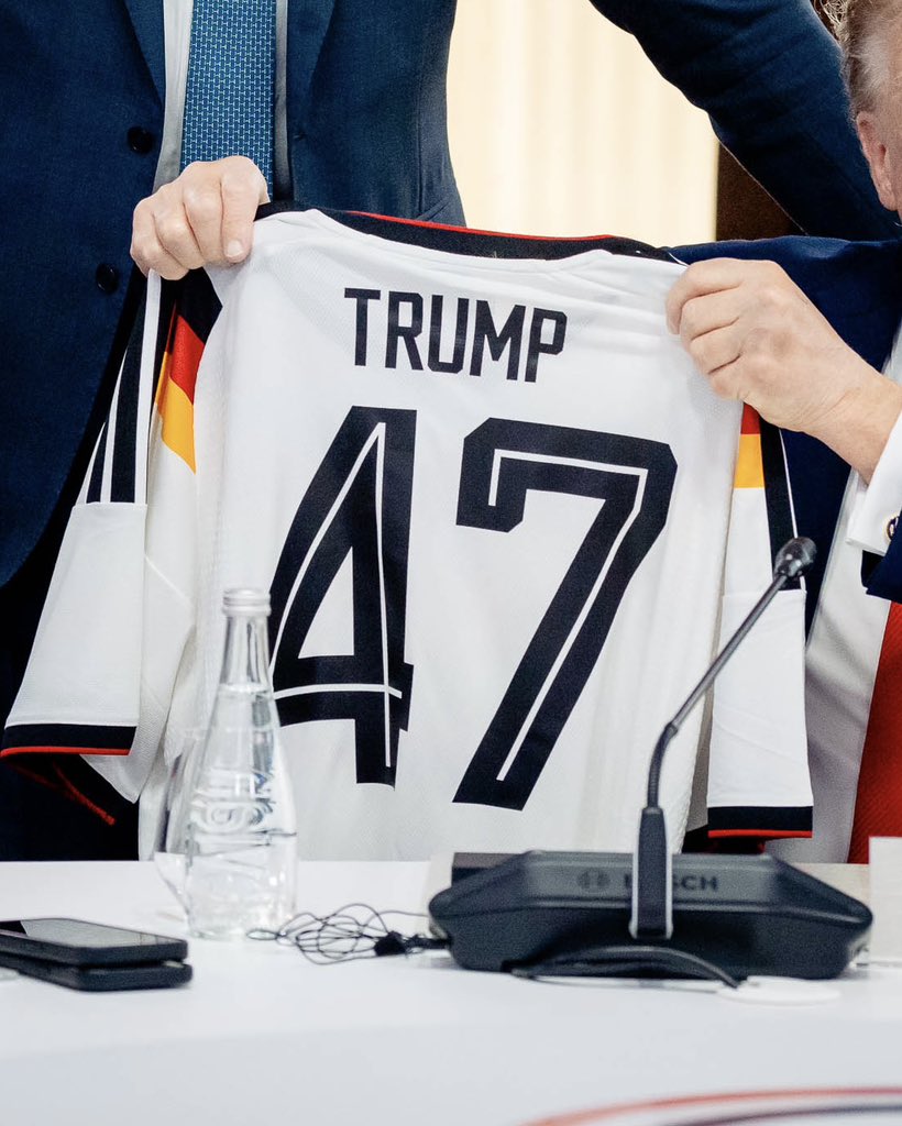Merz'den Trump'a 80'inci yaş günü hediyesi: Alman milli takım forması takdim etti