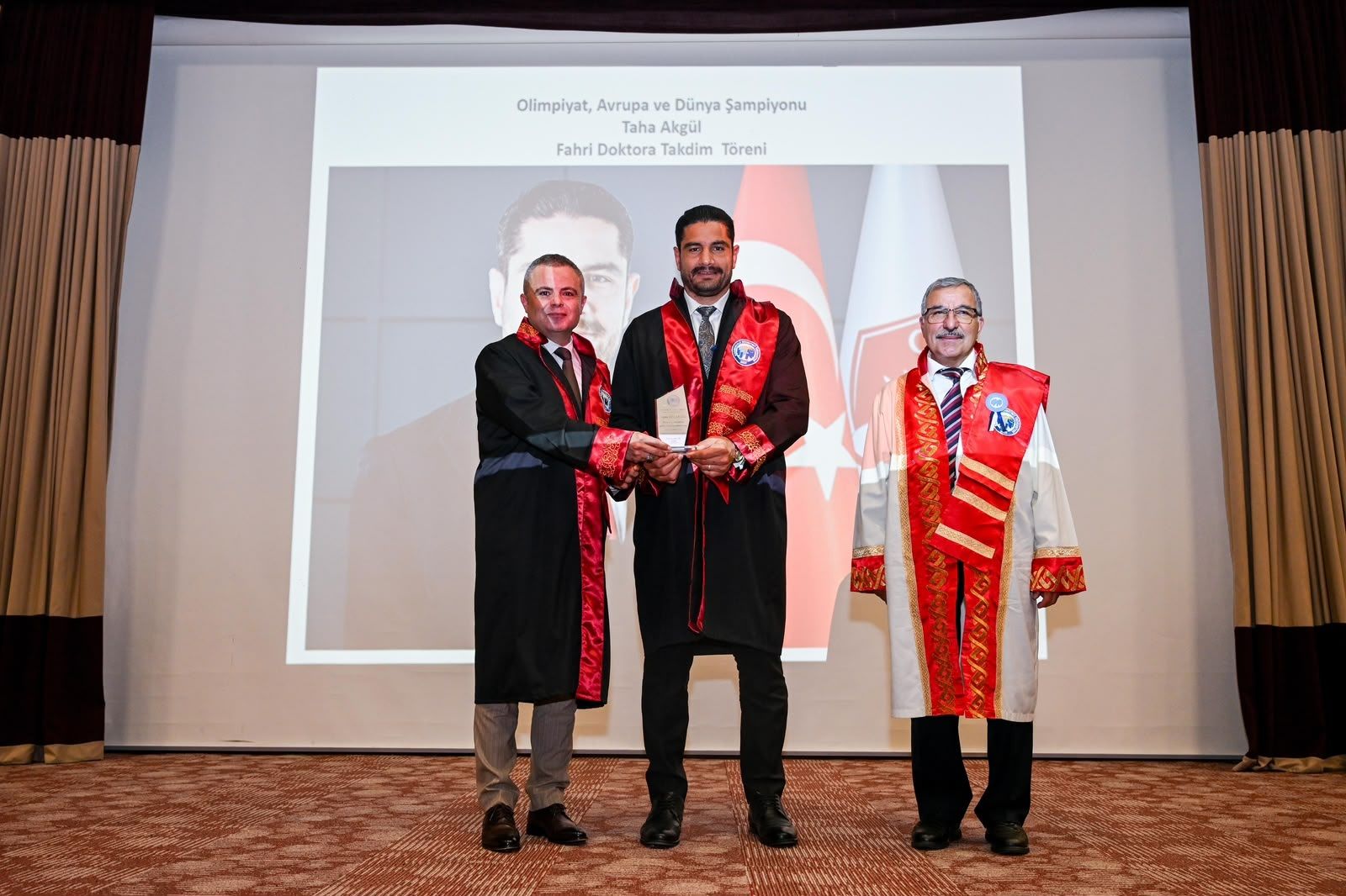TGF Başkanı Taha Akgül’e KMÜ tarafından fahri doktora verildi.