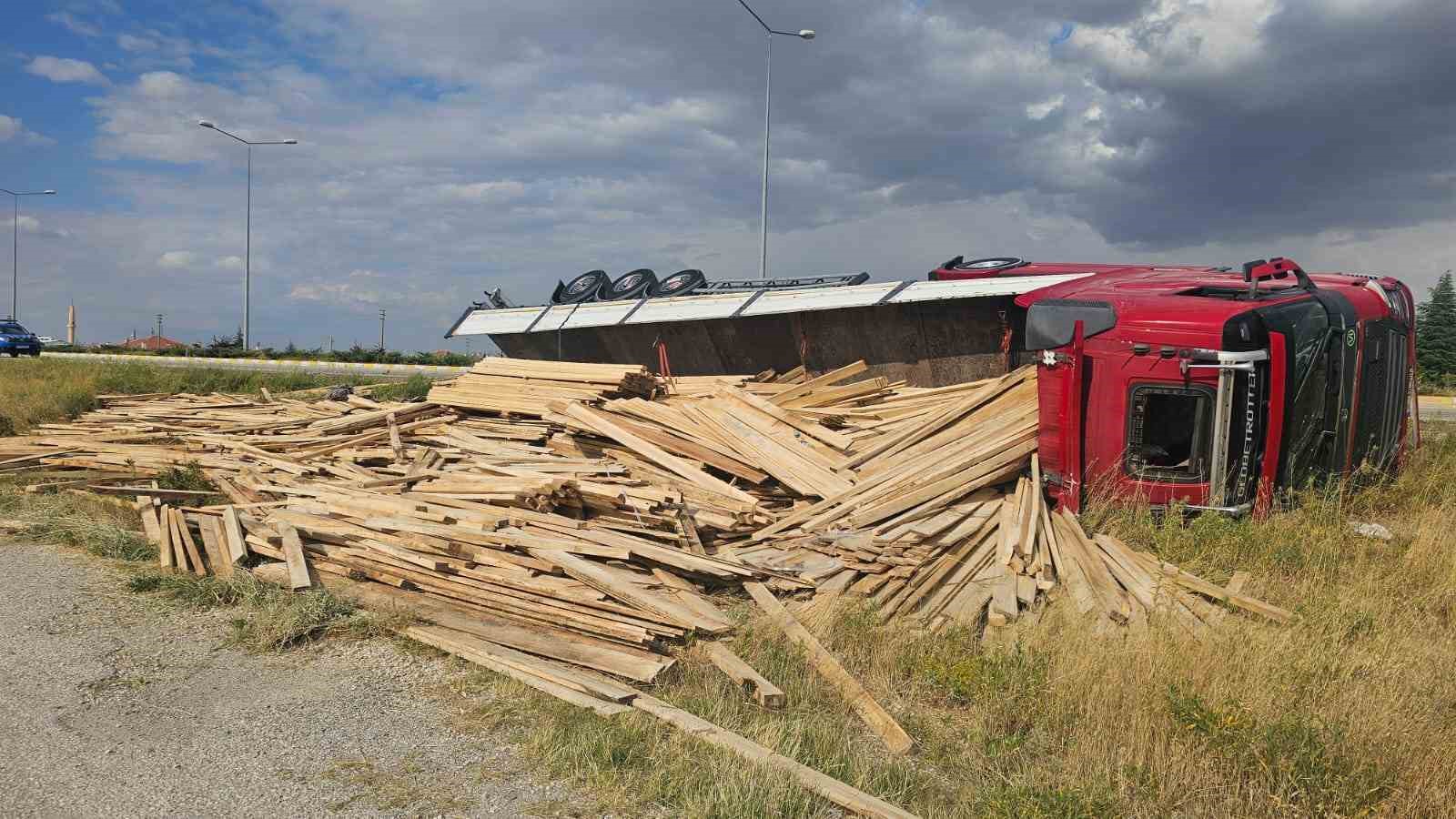 Kereste yüklü tır devrildi: 1 yaralı
