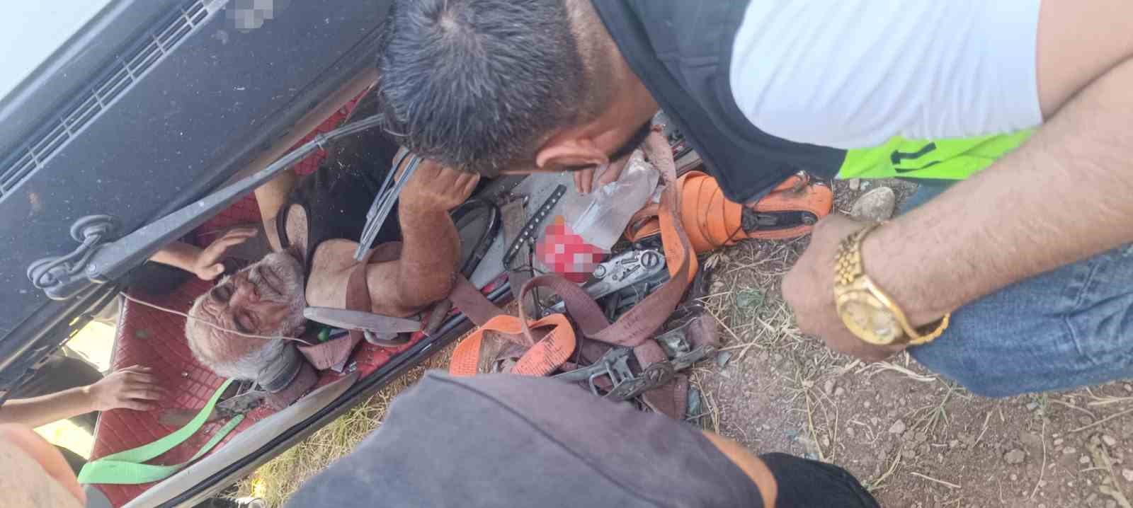 Diyarbakır’da çekici devrildi, sürücü yaralandı
