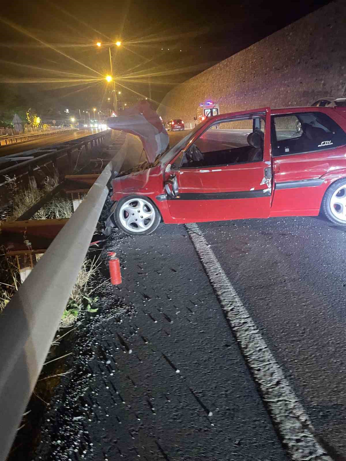 Zonguldak’ta otomobil bariyerlere çarptı: 1 yaralı
