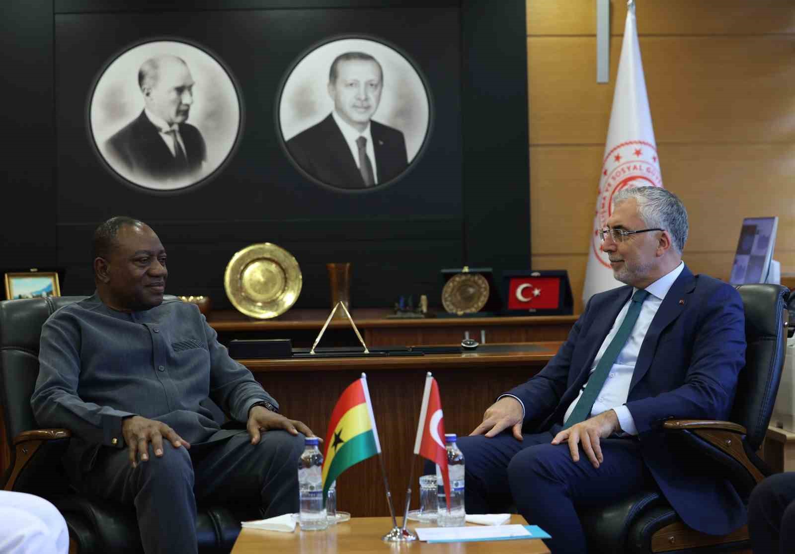 Bakan Işıkhan Gana Çalışma, İşler ve İstihdam Bakanı Pelpuo ile bir araya geldi.
