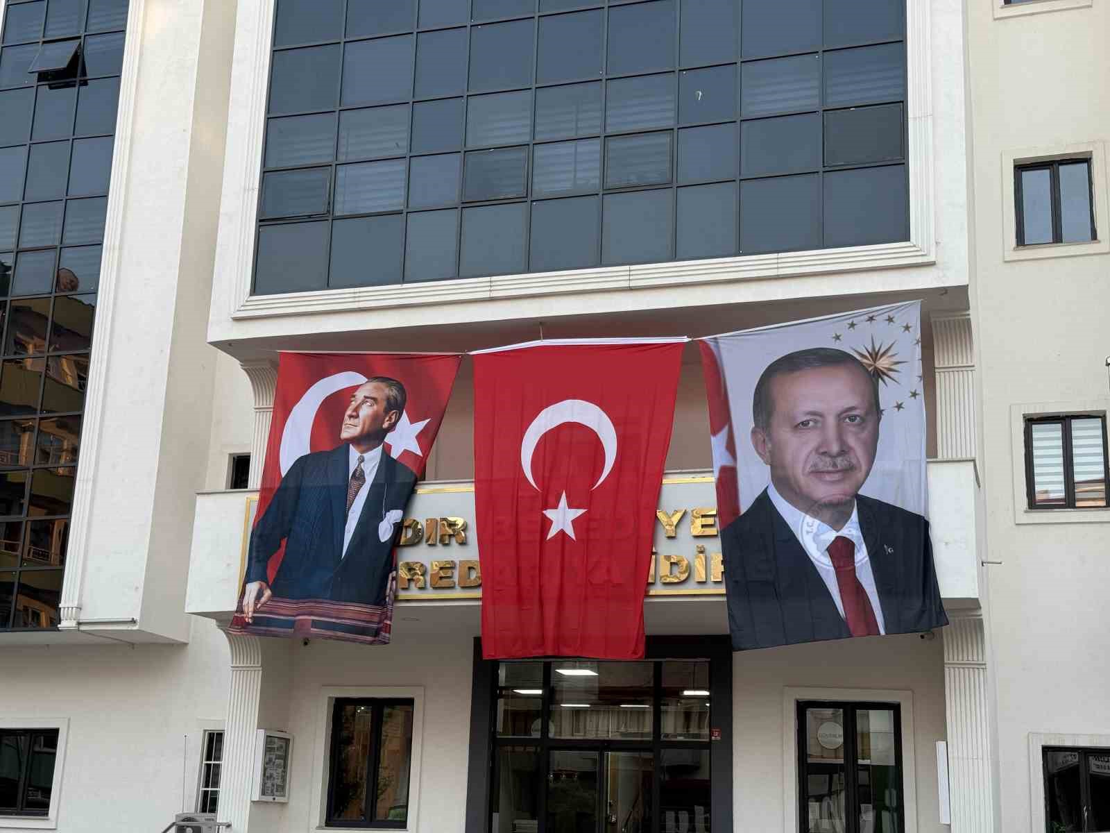 DEM Partili Iğdır Belediyesi binasına Cumhurbaşkanı Erdoğan’ın posteri asıldı
