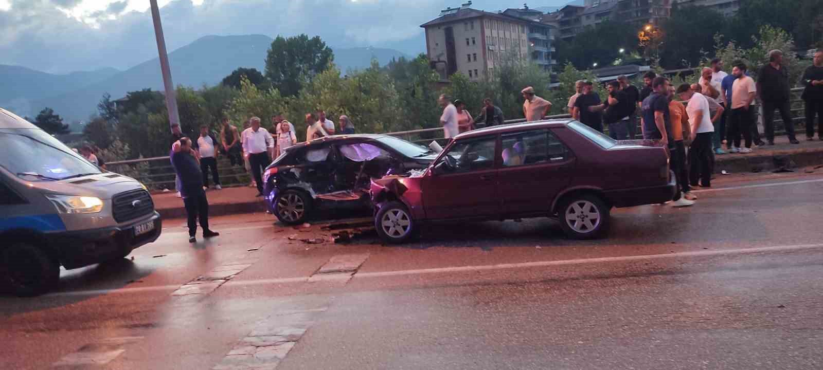 Yağışlı yolda iki otomobil çarpıştı: 4 yaralı
