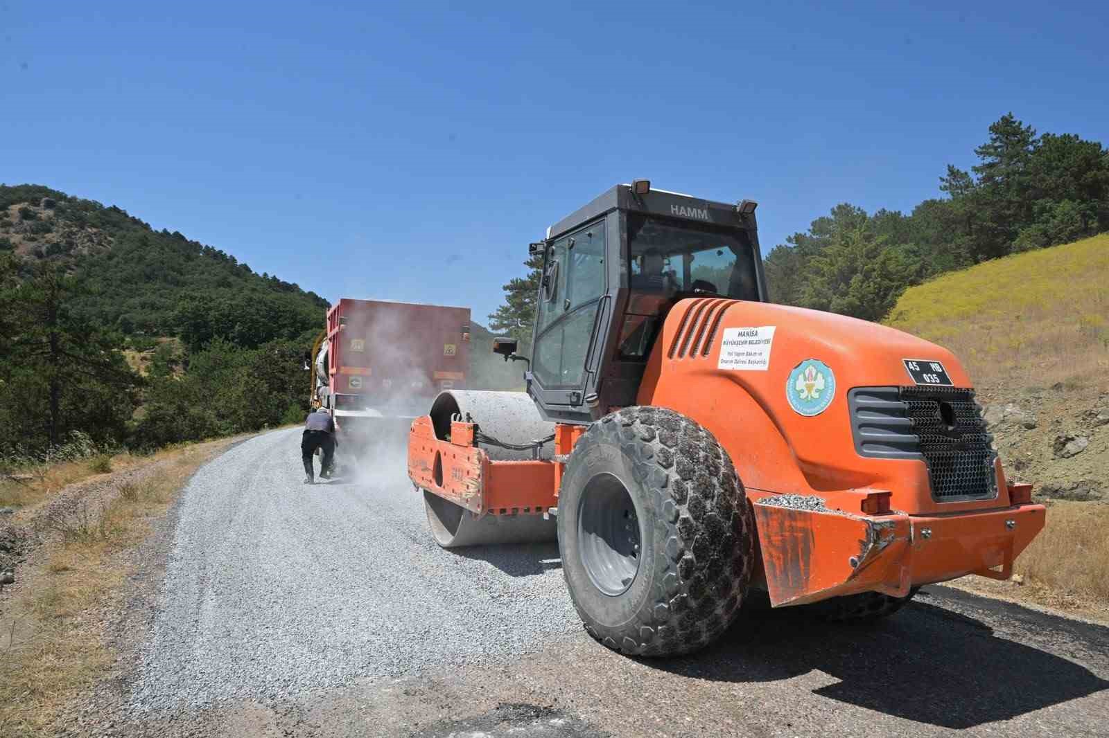 Gördes’in kritik yolunda asfalt mesaisi başladı

