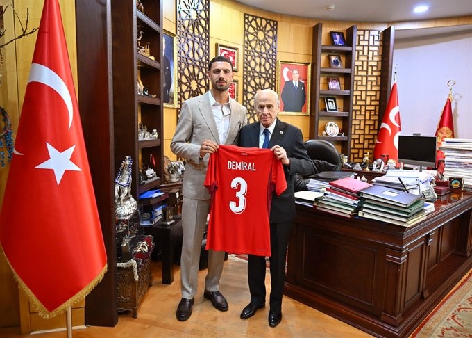 MHP Lideri Bahçeli, milli futbolcu Demiral’ı kabul etti
