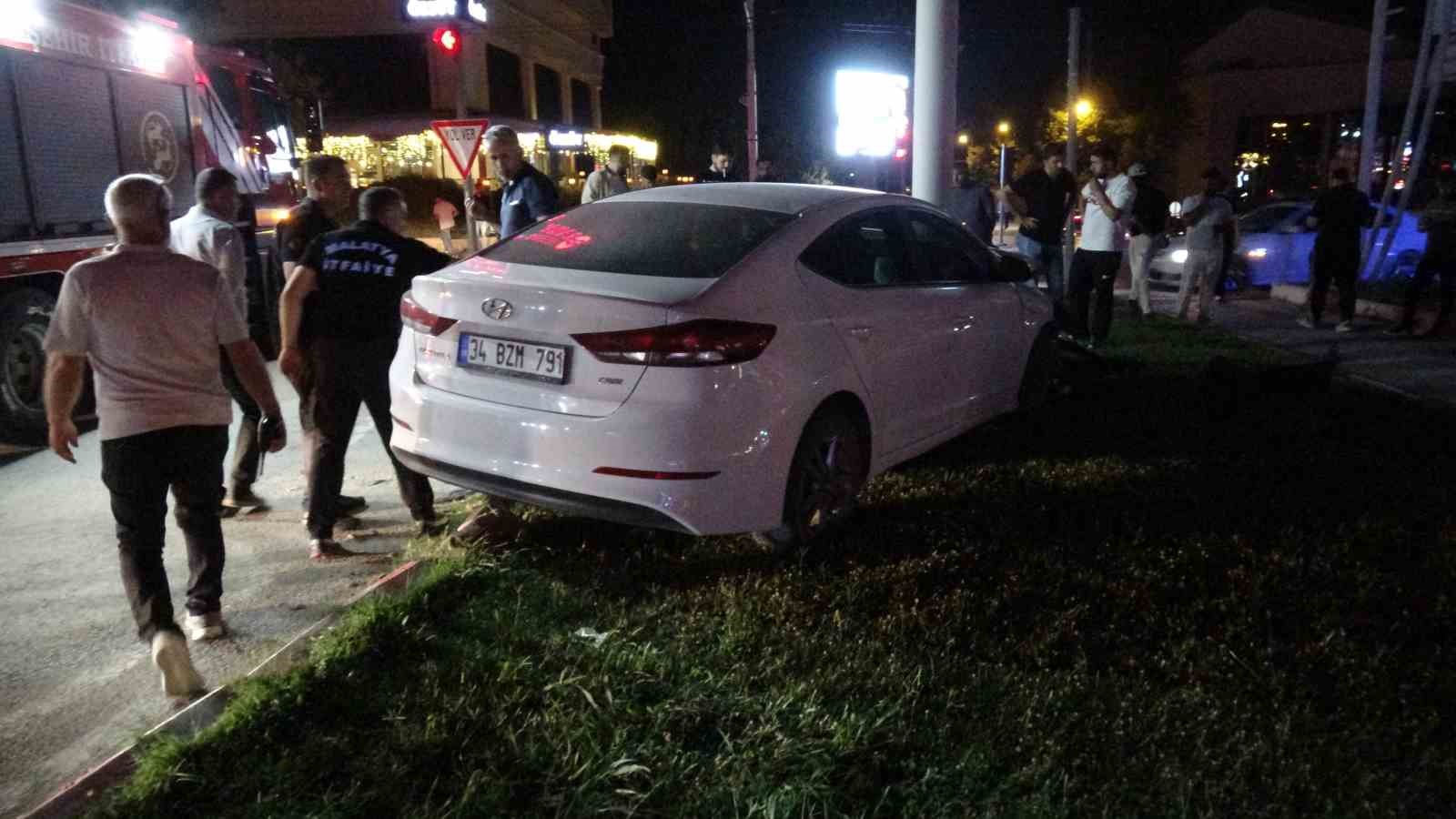 Otomobil, trambüs direğine çarptı: Yaralı sürücü ambulanstan kaçtı
