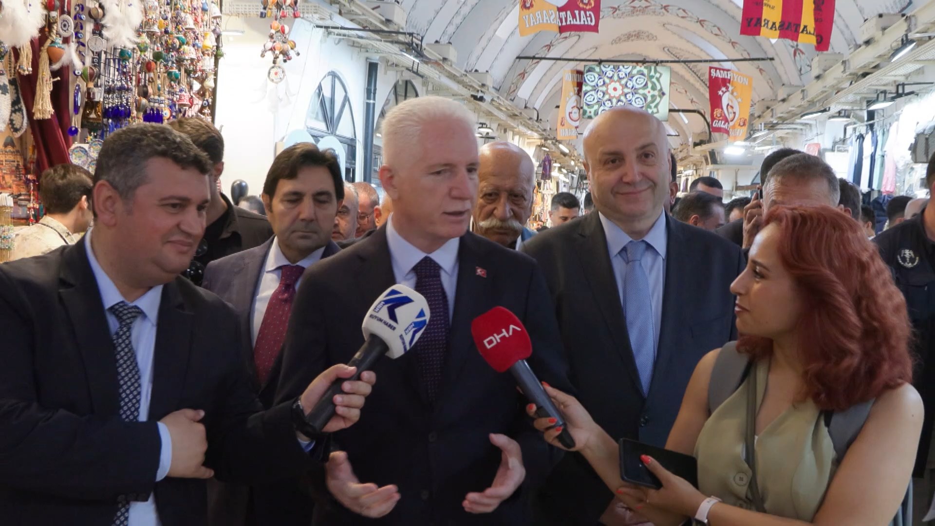 İstanbul Valisi Davut Gül, Kapalıçarşı'da esnafla buluştu