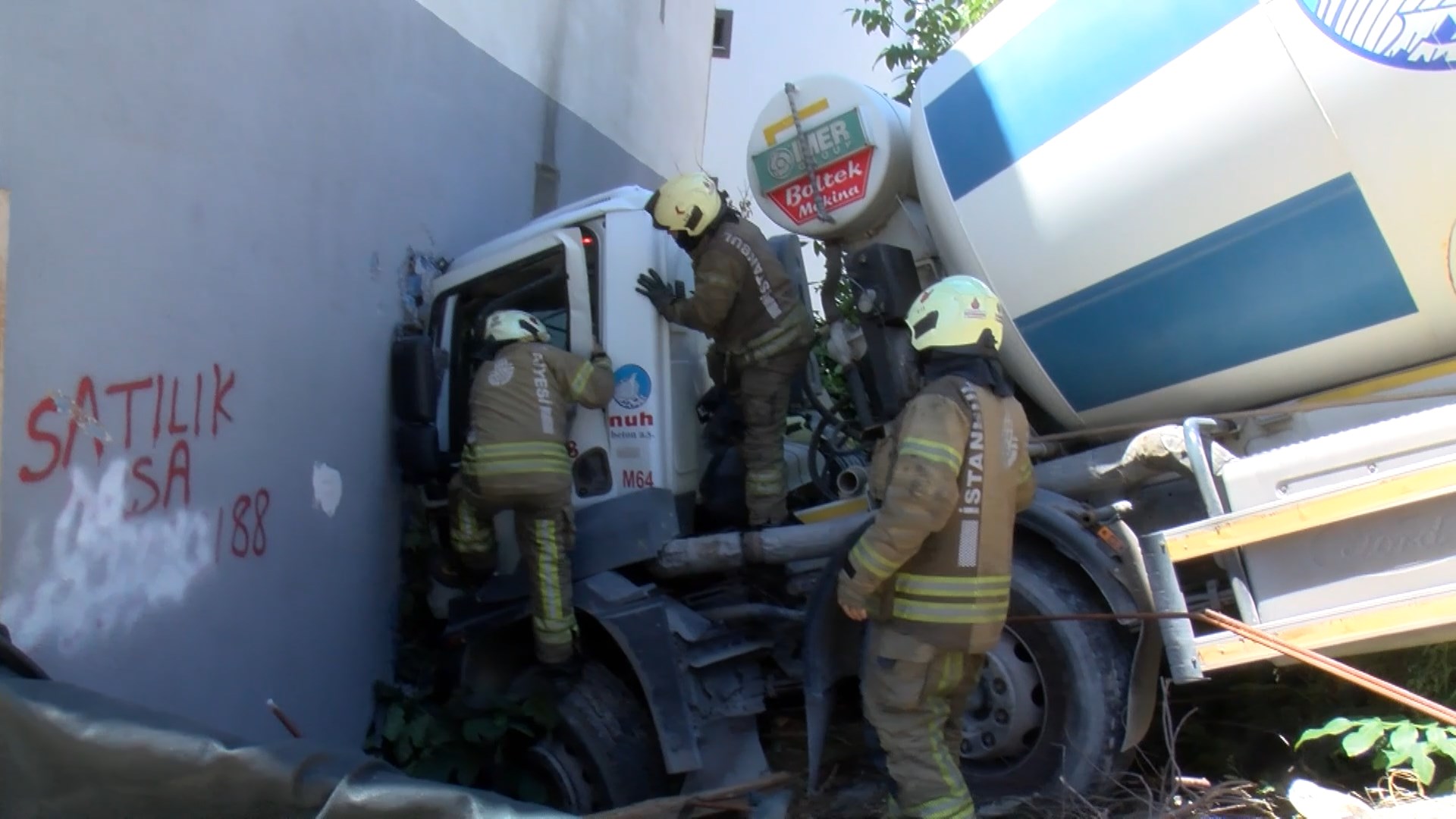 Ümraniye’de beton mikseri 3 katlı binaya çarptı