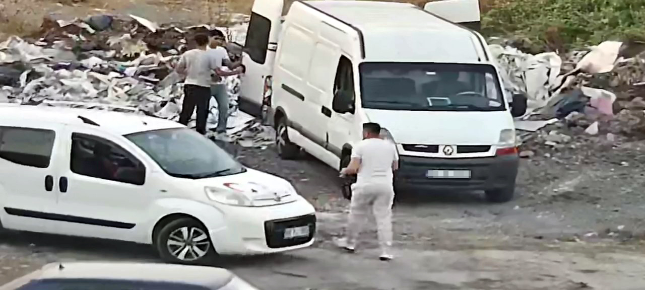 Avcılar'da kaçak moloz döken 2 araç sahibine 100 bin lira ceza