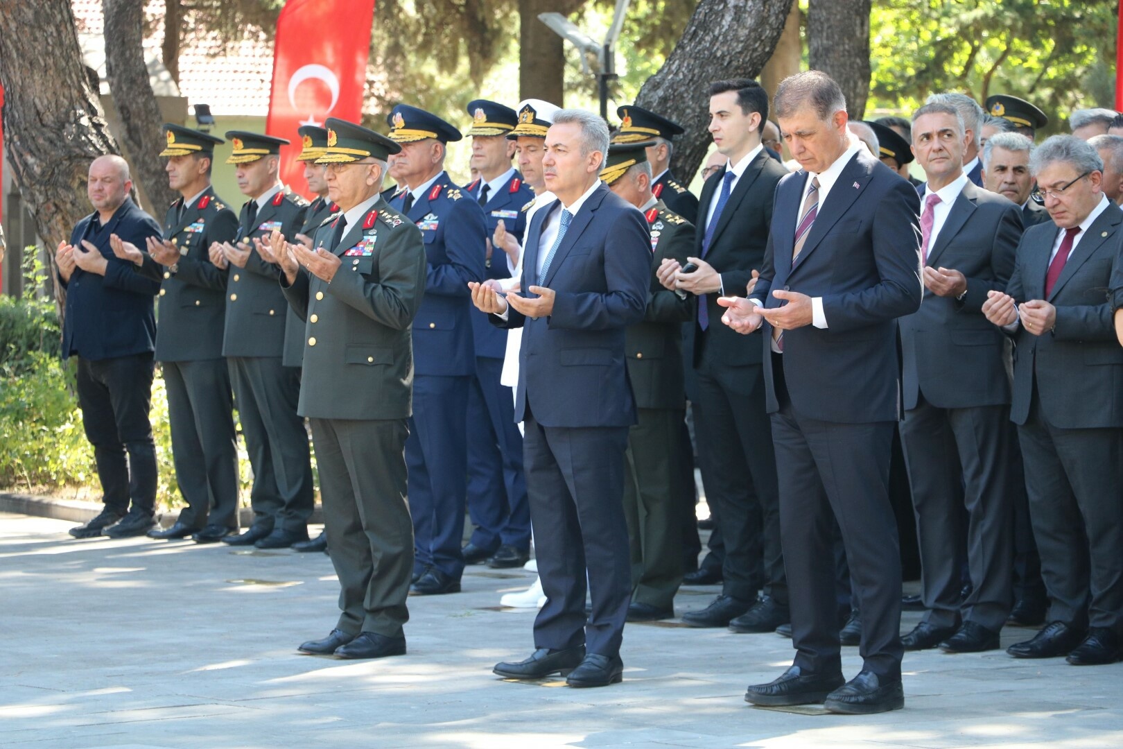 İzmir'de 15 Temmuz şehitleri dualarla anıldı