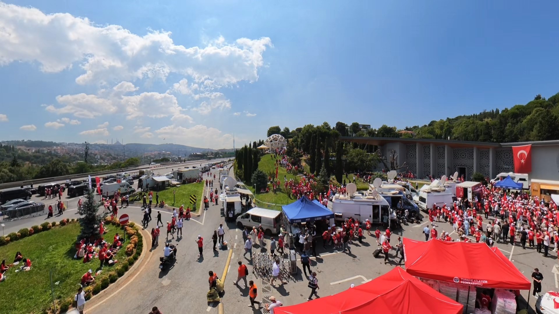 15 Temmuz darbe girişiminin 10'uncu yılında binlerce kişi 15 Temmuz Hafıza Müzesi’ne yürüdü / Görüntü düzenlendi