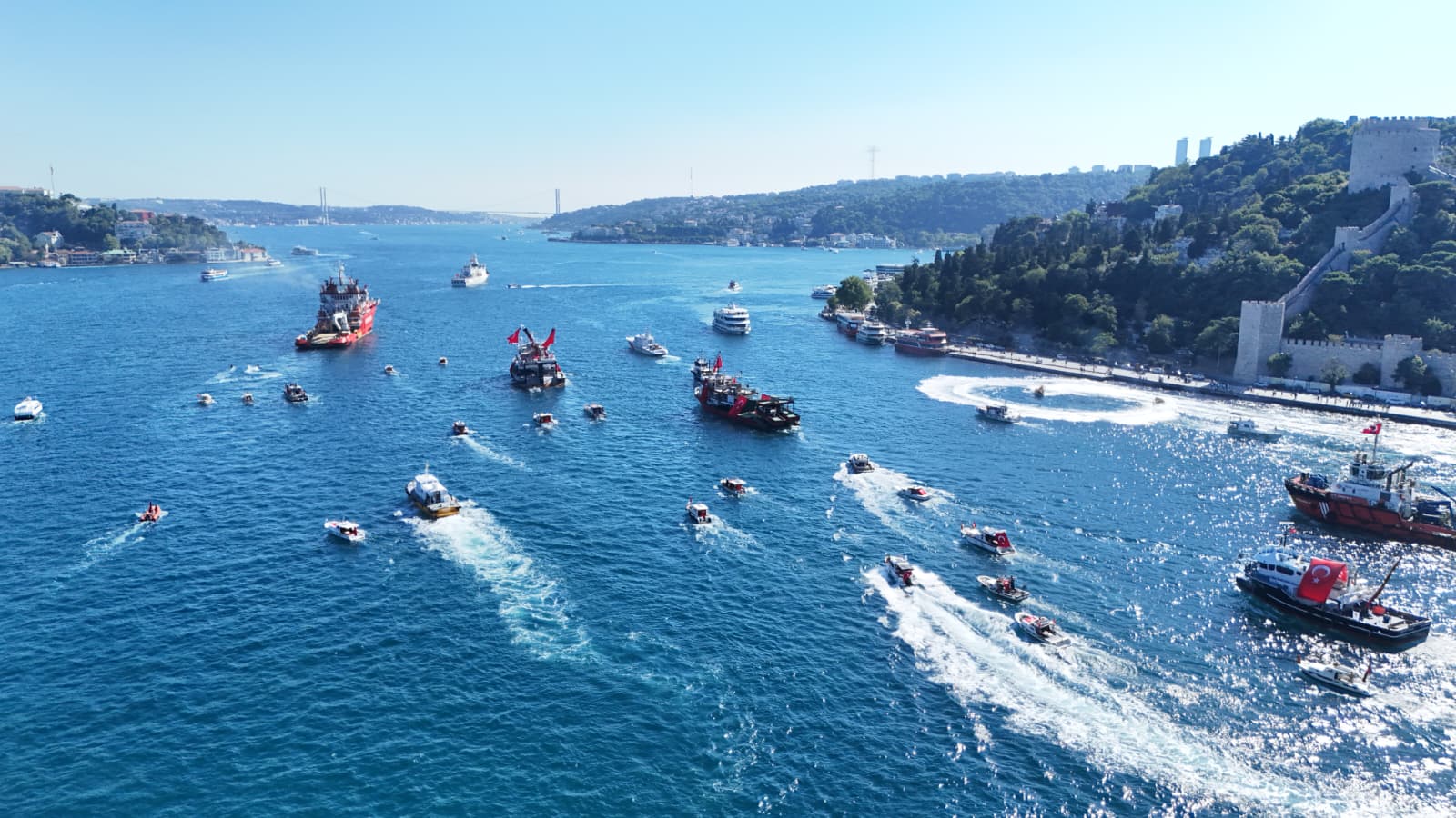 İstanbul Boğazı'nda 'Denizden Karaya 15 Temmuz' programı kapsamında tekne korteji düzenleniyor -3