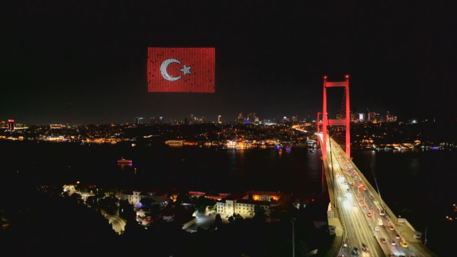 15 Temmuz Şehitler Köprüsü çevresinde dronlarla ışık gösterisi yapıldı / Ek görüntüyle geniş haber