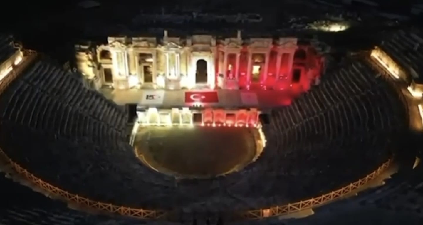Pamukkale ve Hierapolis, 15 Temmuz'un 10'uncu yılında kırmızı-beyaz renklerle aydınlatıldı